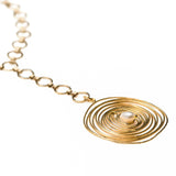 Gold-plated brass necklace with metallic motif and baroque pearl KN-1002​